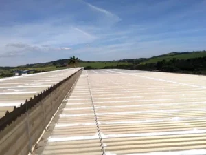 Sistema de impermeabilização de telhados metálicos, tratamento de todas as sobreposições das telhas com aplicação de membrana líquida Albedo OM.