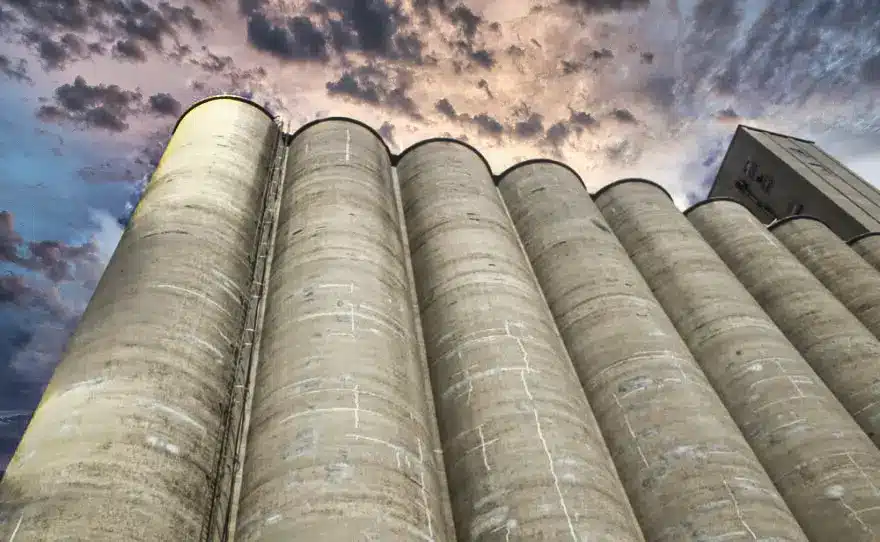 Técnicas de impermeabilização em silos de concreto.
