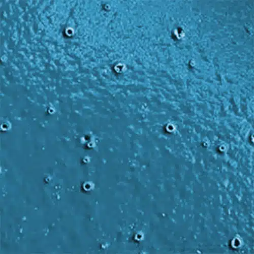 Cratering ou crateras no revestimento de pintura industrial.