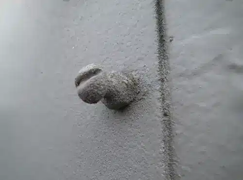 Defeito de overspray em pintura industrial.