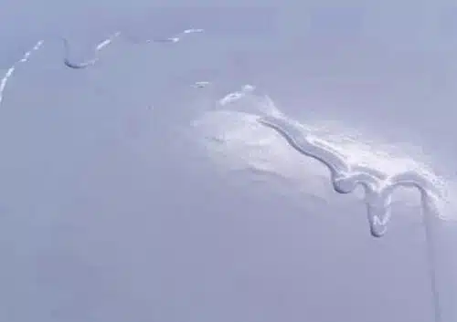 Sagging ou escorrimento: Defeito em pintura industrial.