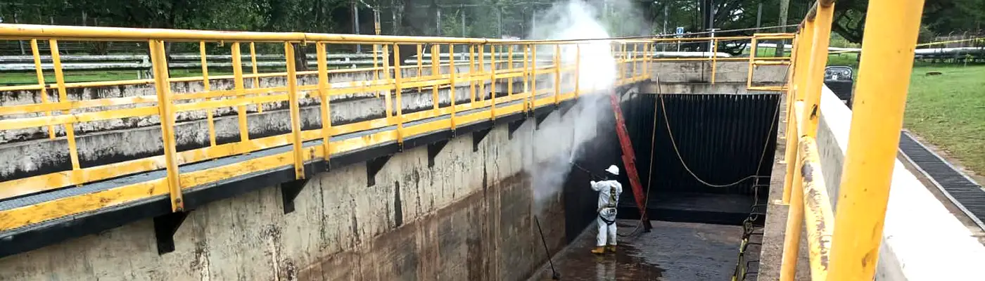 Limpeza de estruturas industriais