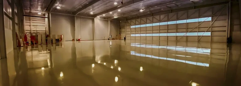 Pintura de piso epóxi, com equipamento de airless.