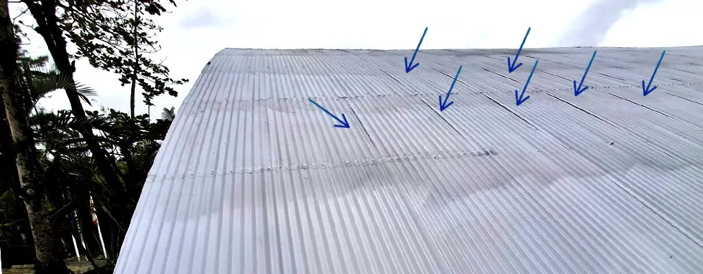 8 Tipos de telhados industriais: Vantagens e Desvantagens 3 Exemplo de problemas de costura e alinhamento do telhado, muito recorrente em telhados metálicos em arco.