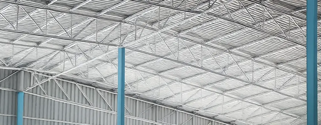 8 Tipos de telhados industriais: Vantagens e Desvantagens 4 Telhado com estrutura metálica em 02 águas.