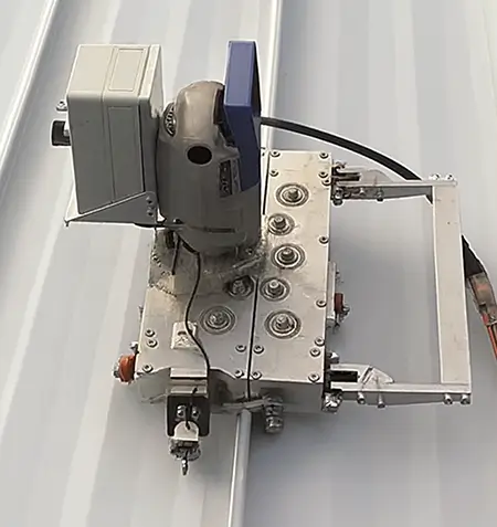 8 Tipos de telhados industriais: Vantagens e Desvantagens 6 Máquina que realiza a costura dos painéis zipados.