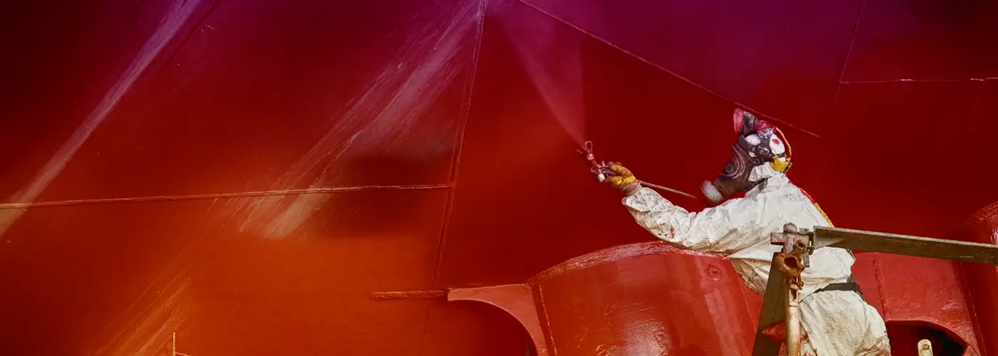 Pintura industrial com o uso de equipamentos de airless.