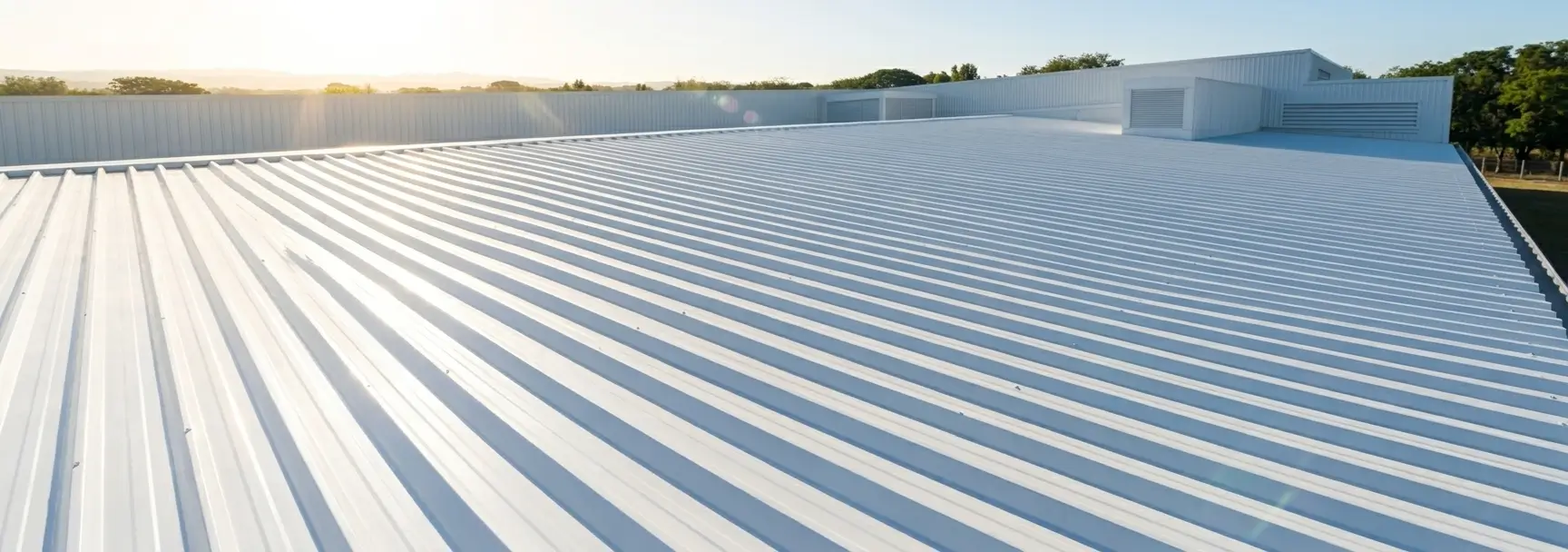 durabilidade da tinta térmica aplicada em cobertura industrial com telhado metálico branco refletindo luz solar