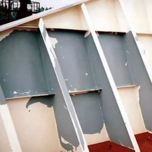 Delaminação do revestimento.